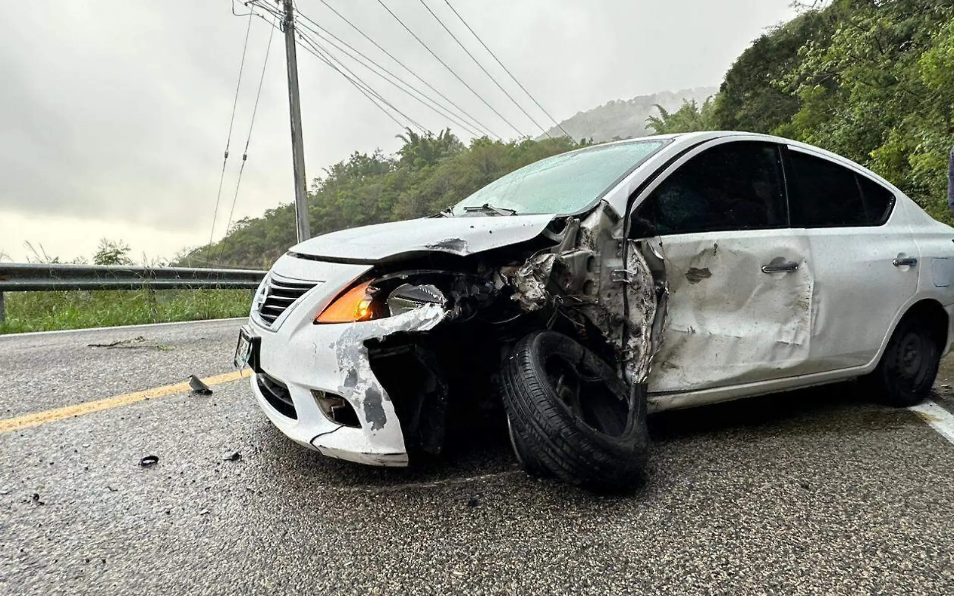 auto abandonado después de chocar